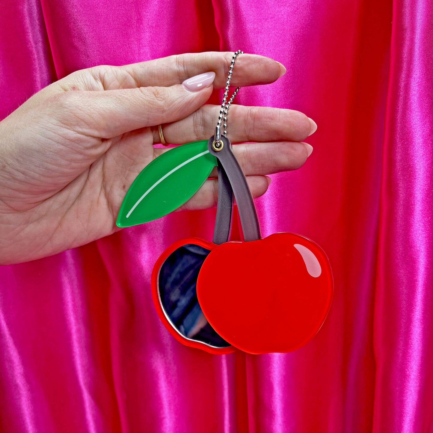 🍒 Cherry Travel Mirror Bag Charm - Portable & Stylish 🍒